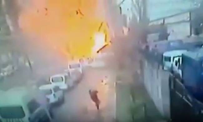 Έκρηξη Σμύρνη: Δείτε το συγκλονιστικό βίντεο της έκρηξης έξω από το δικαστικό μέγαρο